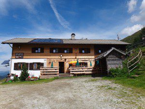 Verdiente Pause auf der Sonnenterrasse der Enzianhütte.