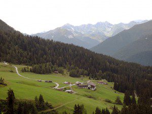 Aif der Fahrstraße geht es jetzt hinunter ins Tal, dabei passiert man die Zirogalm.