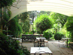 Blick auf die schöne Gartenterrasse