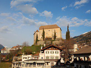 Blick auf Schloss Schenna vom Kirchenhügel