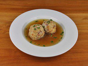 Südtiroler Speckknödel-Suppe