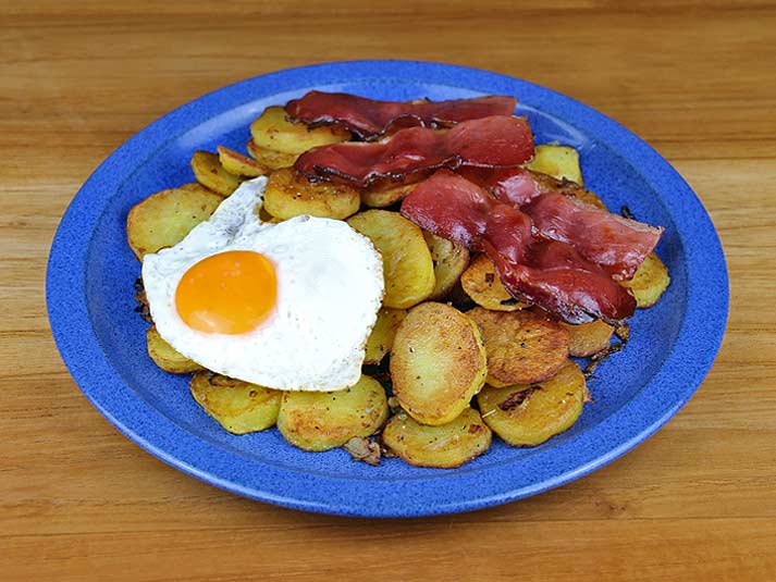 Röstkartoffeln mit Spiegelei und Südtiroler Speck | Suedtirol-Kompakt.com